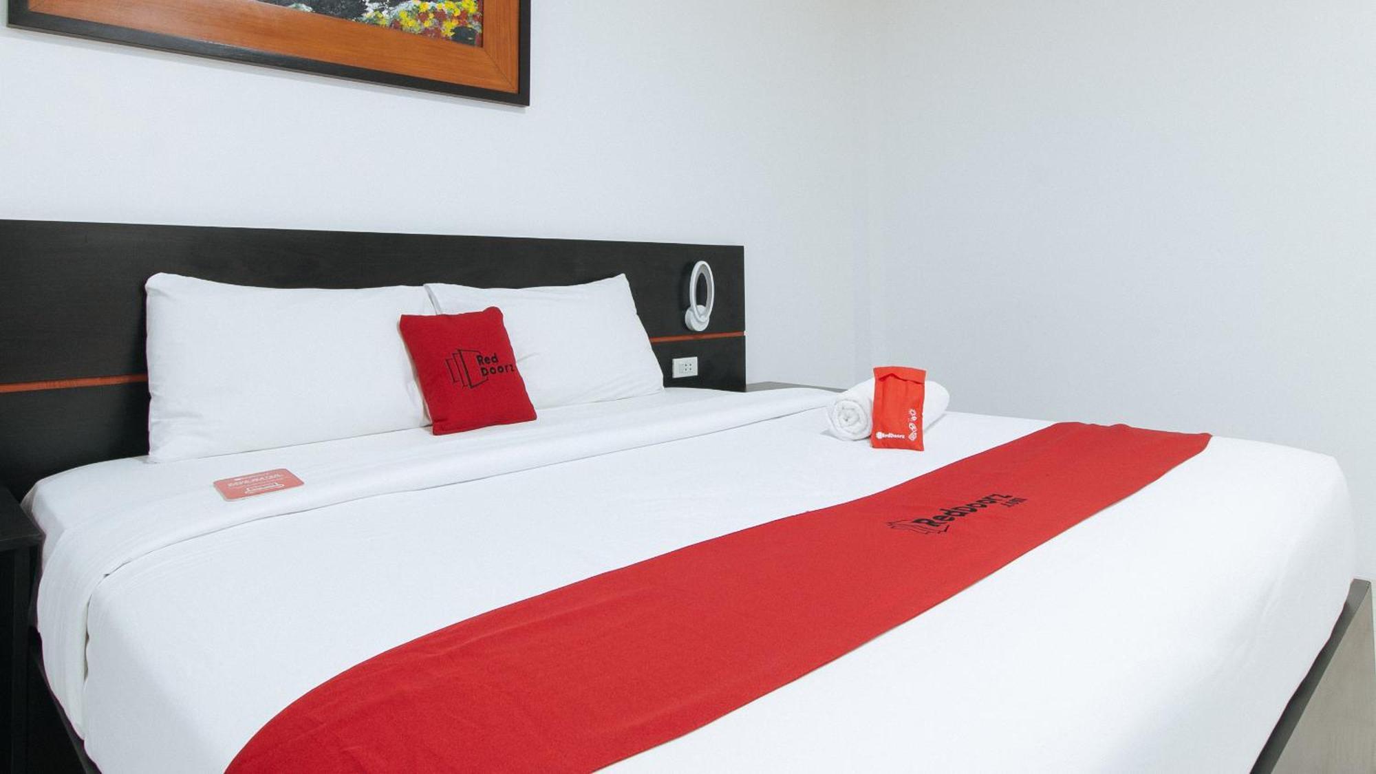 RedDoorz Plus Evangelista Street Makati Makati City Buitenkant foto