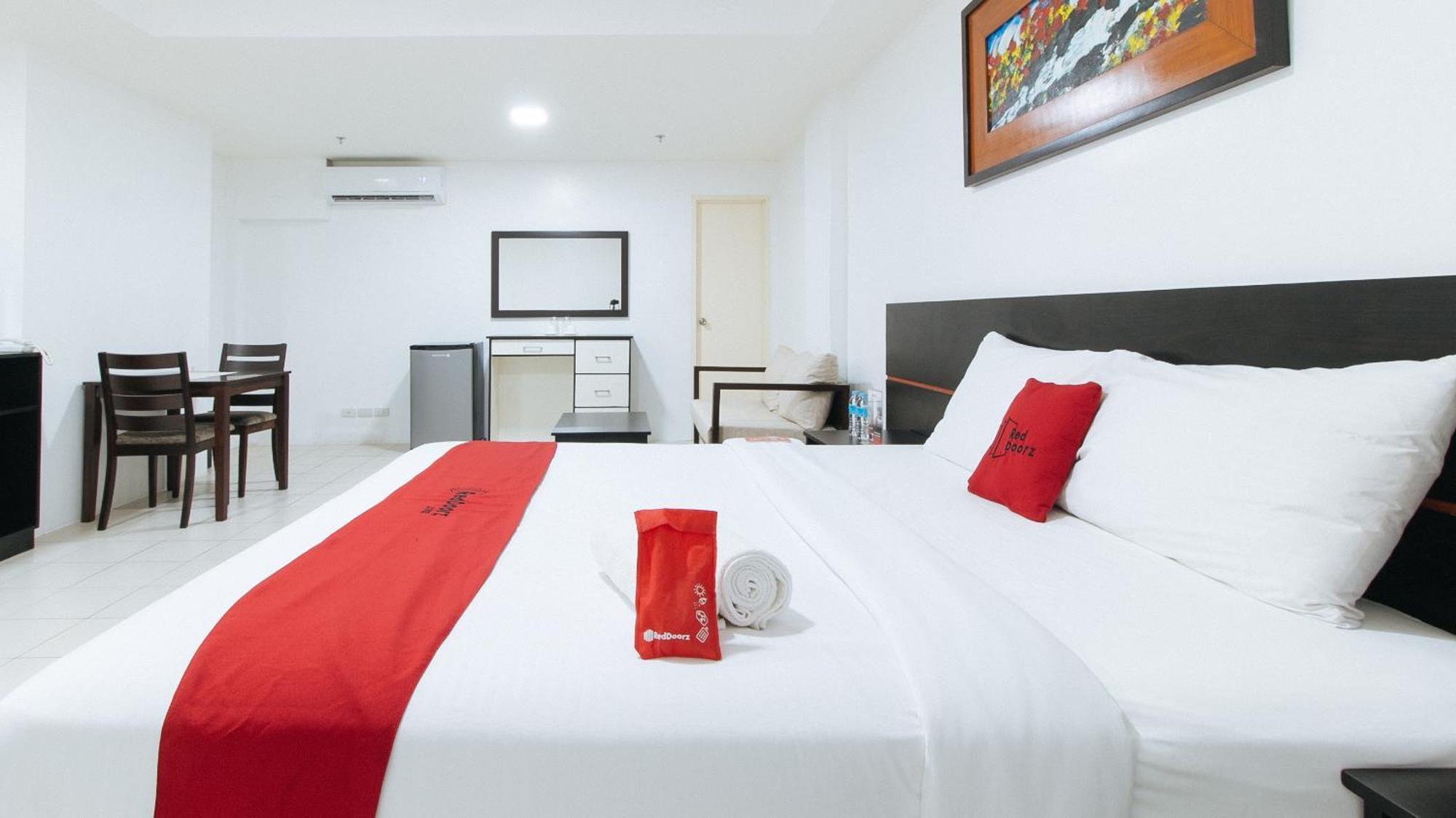 RedDoorz Plus Evangelista Street Makati Makati City Buitenkant foto
