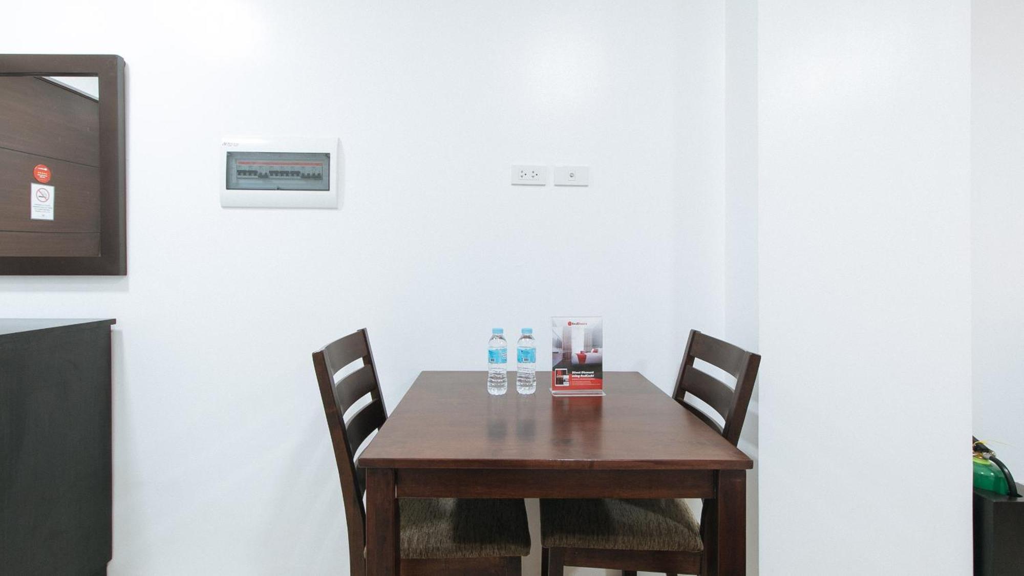 RedDoorz Plus Evangelista Street Makati Makati City Buitenkant foto