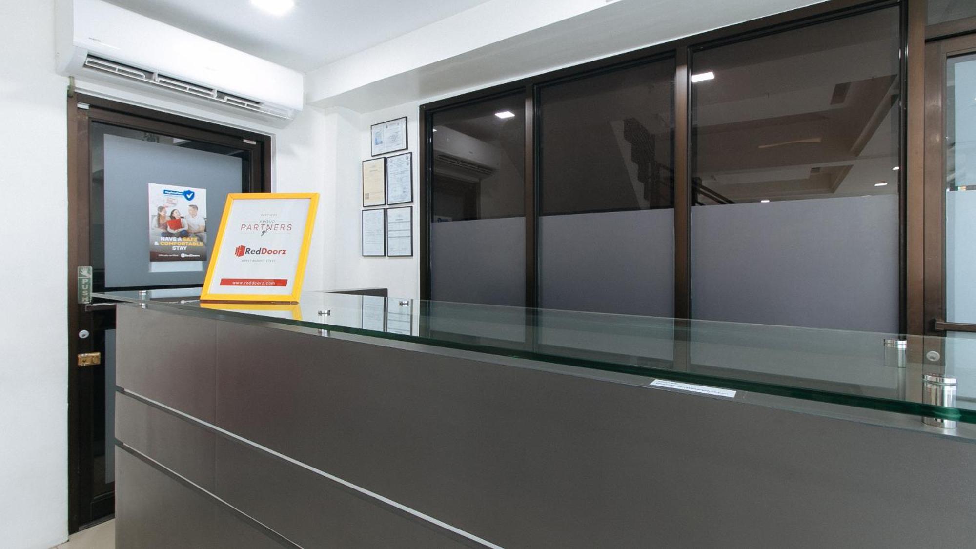 RedDoorz Plus Evangelista Street Makati Makati City Buitenkant foto